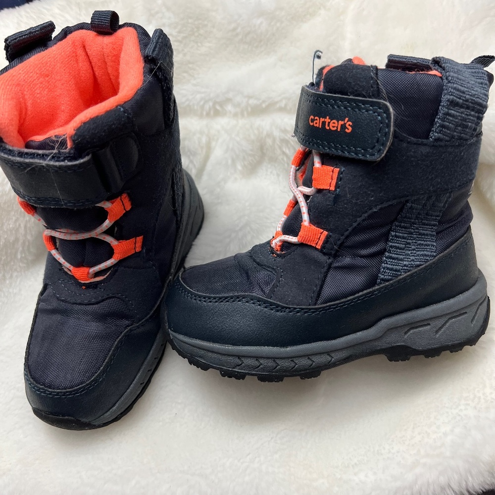 Toddler boy  Carter’s snow boots size 8